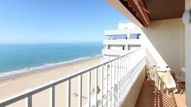 A balcony with a view of the beach and ocean. - Apartamento Playa Victoria Cadiz (Cádiz)