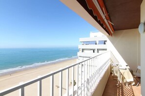 A balcony with a view of the beach and ocean. - Apartamento Playa Victoria Cadiz (Cádiz)