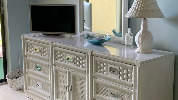 A white dresser with a television, a mirror, and a lamp. - Close To Anna Maria Island, Beaches. On IMG Golf Course. Short Drive To Sarasota (Bradenton)