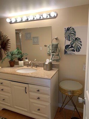 Combined shower/bathtub, hair dryer, towels, soap - Close To Anna Maria Island, Beaches. On IMG Golf Course. Short Drive To Sarasota (Bradenton)