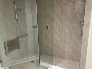 Combined shower/tub, jetted tub, hair dryer, towels - Luxury (3) THREE bedroom Golf Condo - Port Royal Plantation area. Mid Island! (Hilton Head Island)