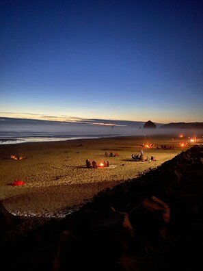 Beach nearby, sun loungers, beach towels - Beautiful Ocean Views at Cannon Beach  (Cannon Beach)