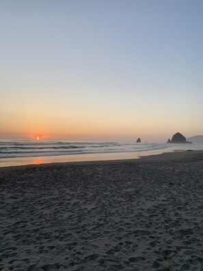 Beach nearby, sun-loungers, beach towels