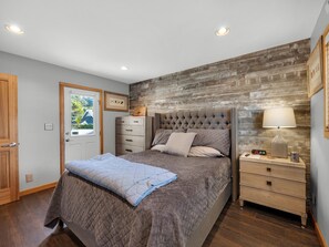 2 bedrooms, in-room safe, desk, iron/ironing board