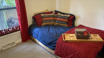 1 dormitorio, tabla de planchar con plancha, wifi y ropa de cama