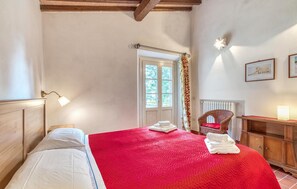 3 bedrooms, travel cot, free WiFi, bed sheets