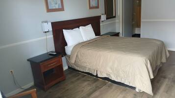 Kamar, 1 Tempat Tidur King | Brankas, meja kerja, ruang kerja ramah laptop, dan setrika/meja setrika