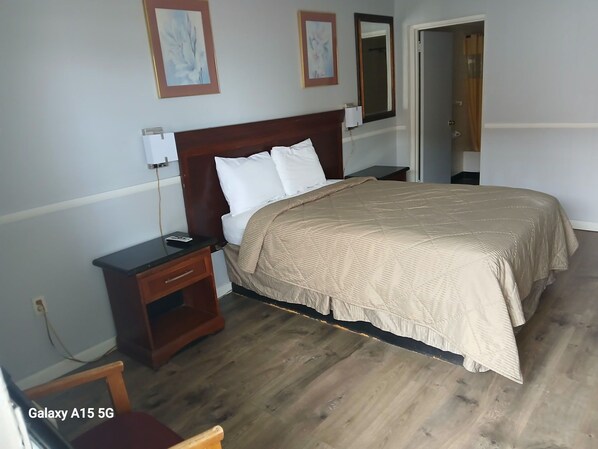 Room, 1 King Bed | In-room safe, desk, laptop workspace, iron/ironing board