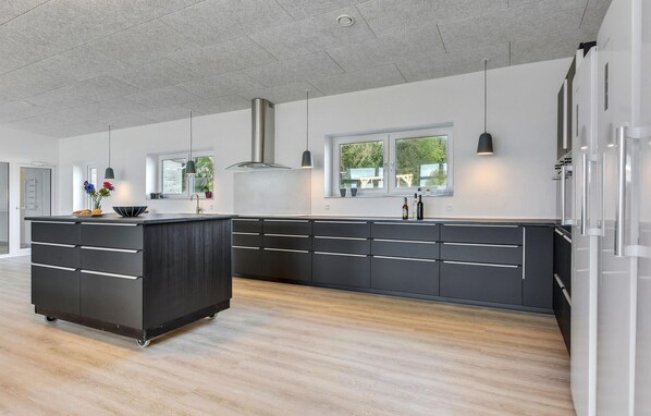 ثلاجة، موقد طهي مسطح، غسالة أطباق، ماكينة لصنع القهوة/الشاي