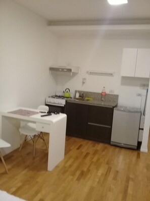 Lavavajillas, tetera/pava eléctrica, utensilios de cocina