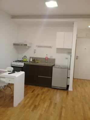 Lavavajillas, tetera/pava eléctrica, utensilios de cocina