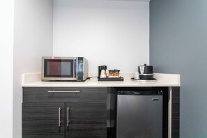 Standard Double Room | Desk, laptop workspace, blackout drapes, soundproofing