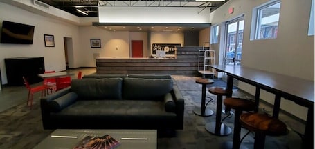 Área de estar no saguão. Post Time Inn