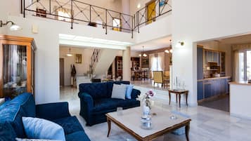 Smart TV, chimenea, reproductor de DVD y biblioteca musical