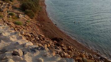 Chaises longues, serviettes de plage