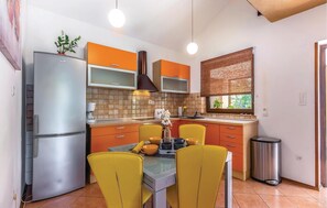 Frigorífico, placa de cocina, lavavajillas y cafetera o tetera