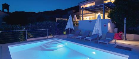 Een verwarmd zwembad