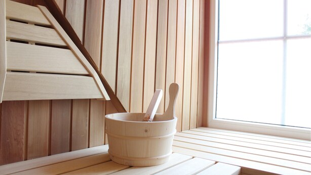 A wooden interior with a window, a wooden bench, and a wooden bucket with a spoon. - Buitengoed het Lageveld - 93 (Hoge Hexel)