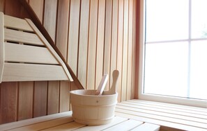 A wooden interior with a window, a wooden bench, and a wooden bucket with a spoon. - Buitengoed het Lageveld - 93 (Hoge Hexel)