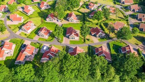 An aerial view of a residential area with houses, roads, and green spaces. - Buitengoed het Lageveld - 93 (Hoge Hexel)
