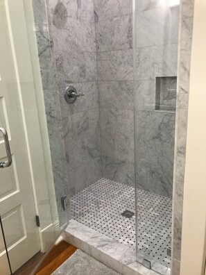 Shower, hair dryer, towels, soap - Great Space on Magazine close to everything! (New Orleans)