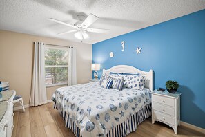 3 bedrooms, desk, iron/ironing board, free WiFi - Beautifully Remodeled. Great location.   (The Villages)