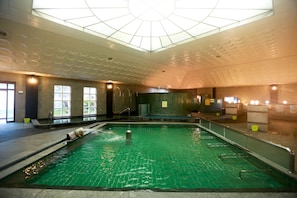 Indoor spa tub