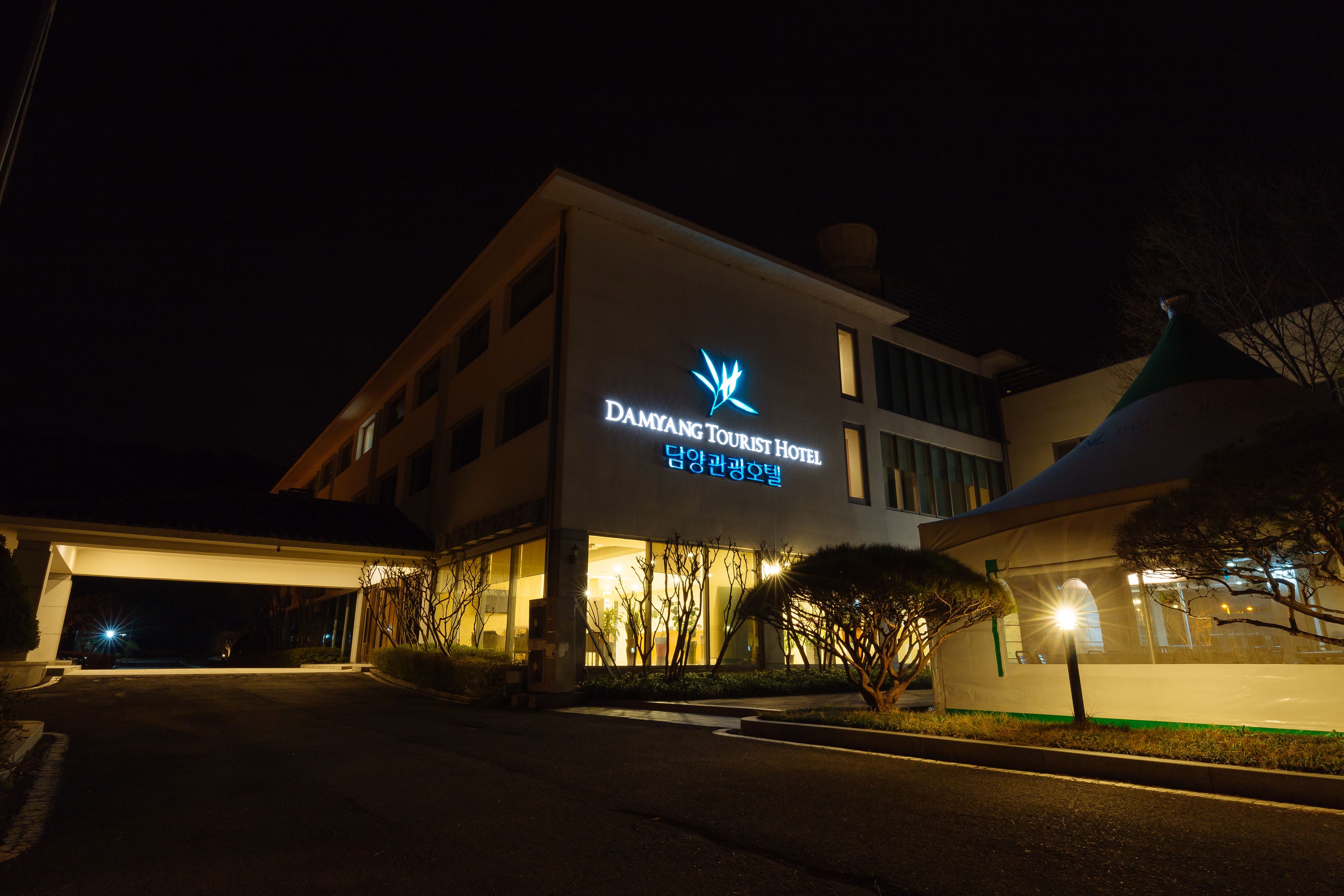 住宿正面 - 傍晚/夜晚