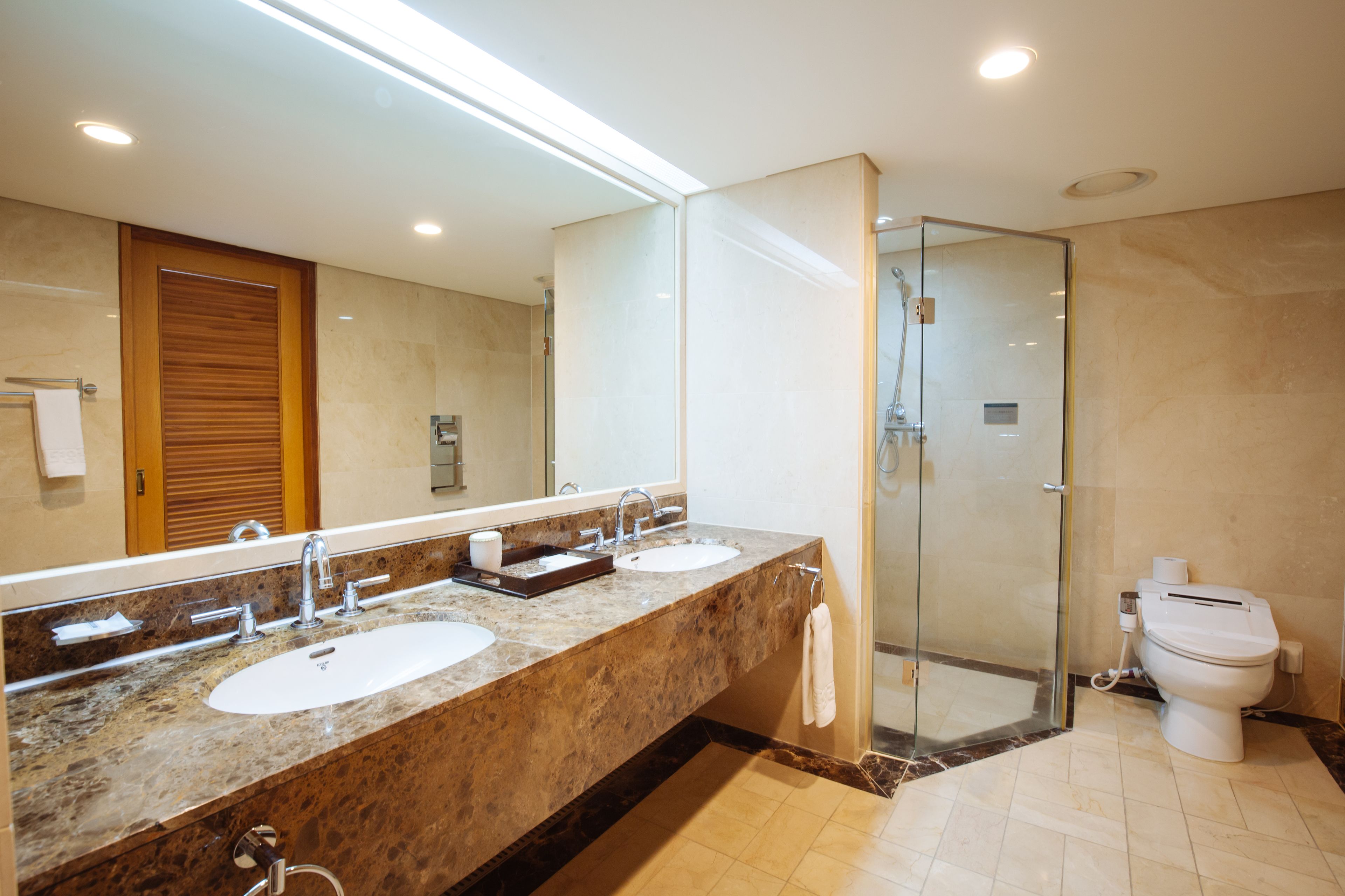 Bañera con ducha, artículos de tocador gratuitos, secador de pelo