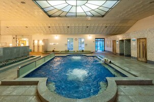 Indoor spa tub