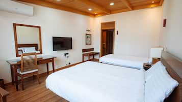 Deluxe Twin Room | Blackout drapes, free WiFi, wheelchair access