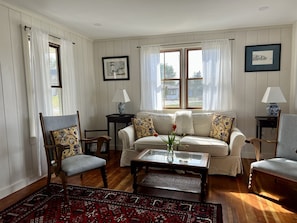 TV, books - BEAUTIFUL OCEANFRONT COTTAGE WITH AMAZING WATER VIEWS & ACCESS (Hancock)