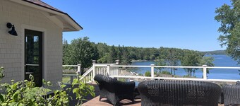 BEAUTIFUL OCEANFRONT COTTAGE WITH AMAZING WATER VIEWS & ACCESS