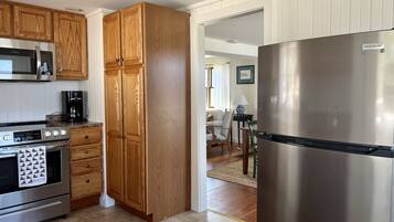 Een koelkast, een magnetron, een oven, een kookplaat