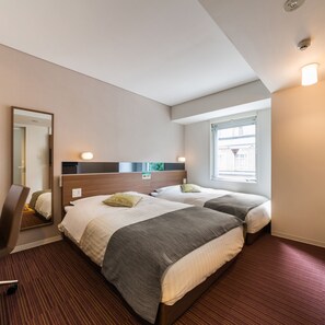 Hollywood Twin Room | Desk, blackout drapes, soundproofing, iron/ironing board - Super Hotel Premier Hakata Station (Fukuoka)