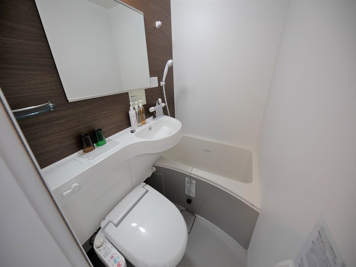 combined shower/bathtub, deep-soaking bathtub, free toiletries