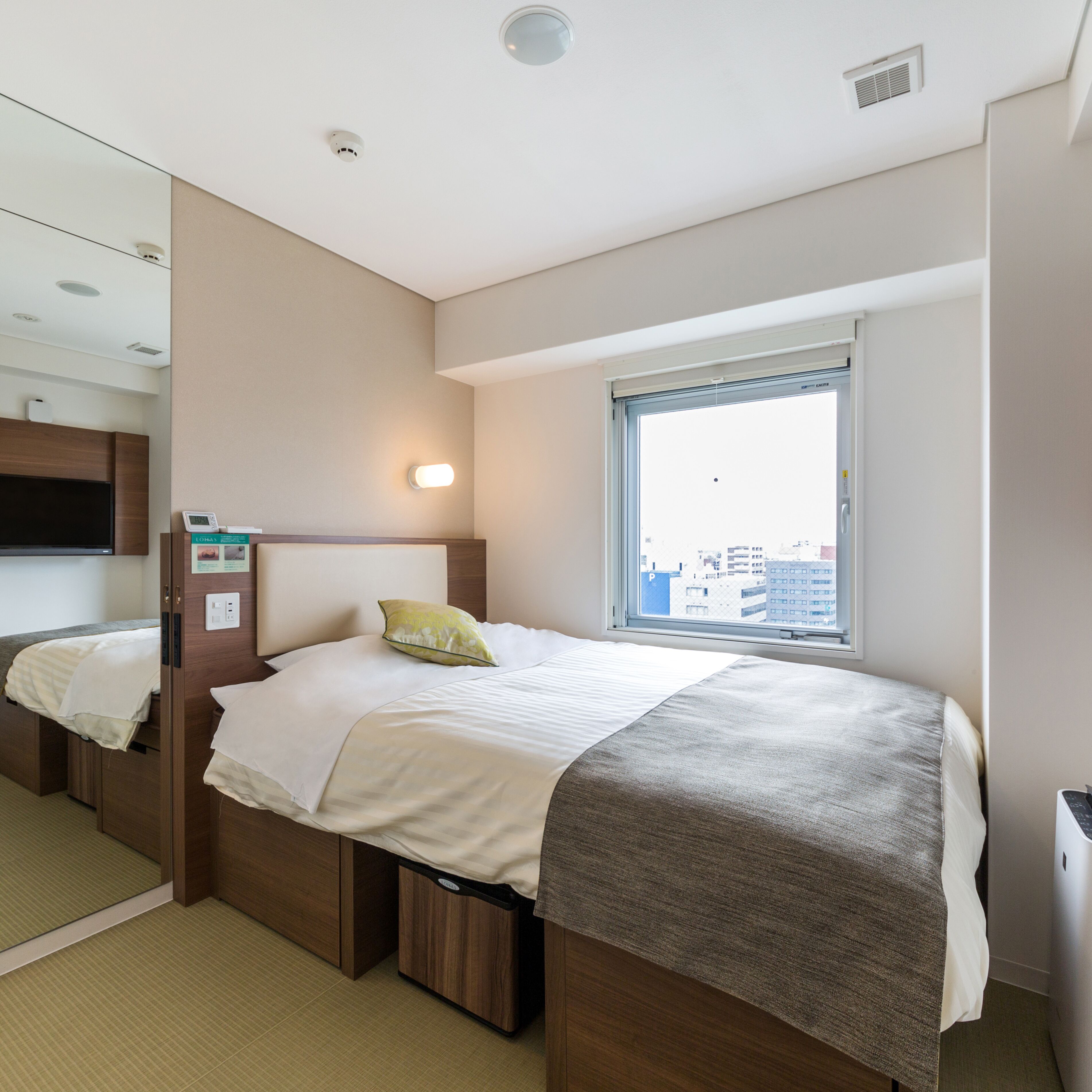 1 bedroom, desk, blackout curtains, soundproofing