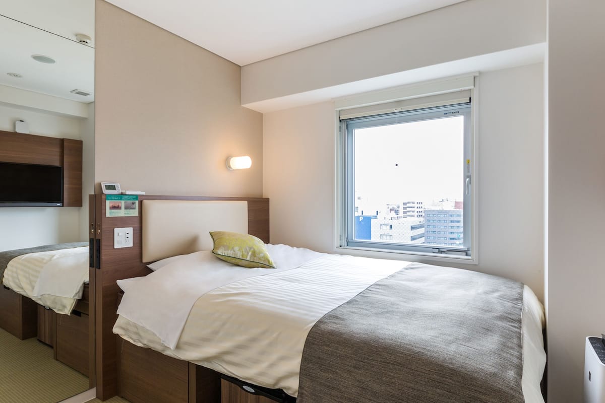 1 bedroom, desk, blackout curtains, soundproofing