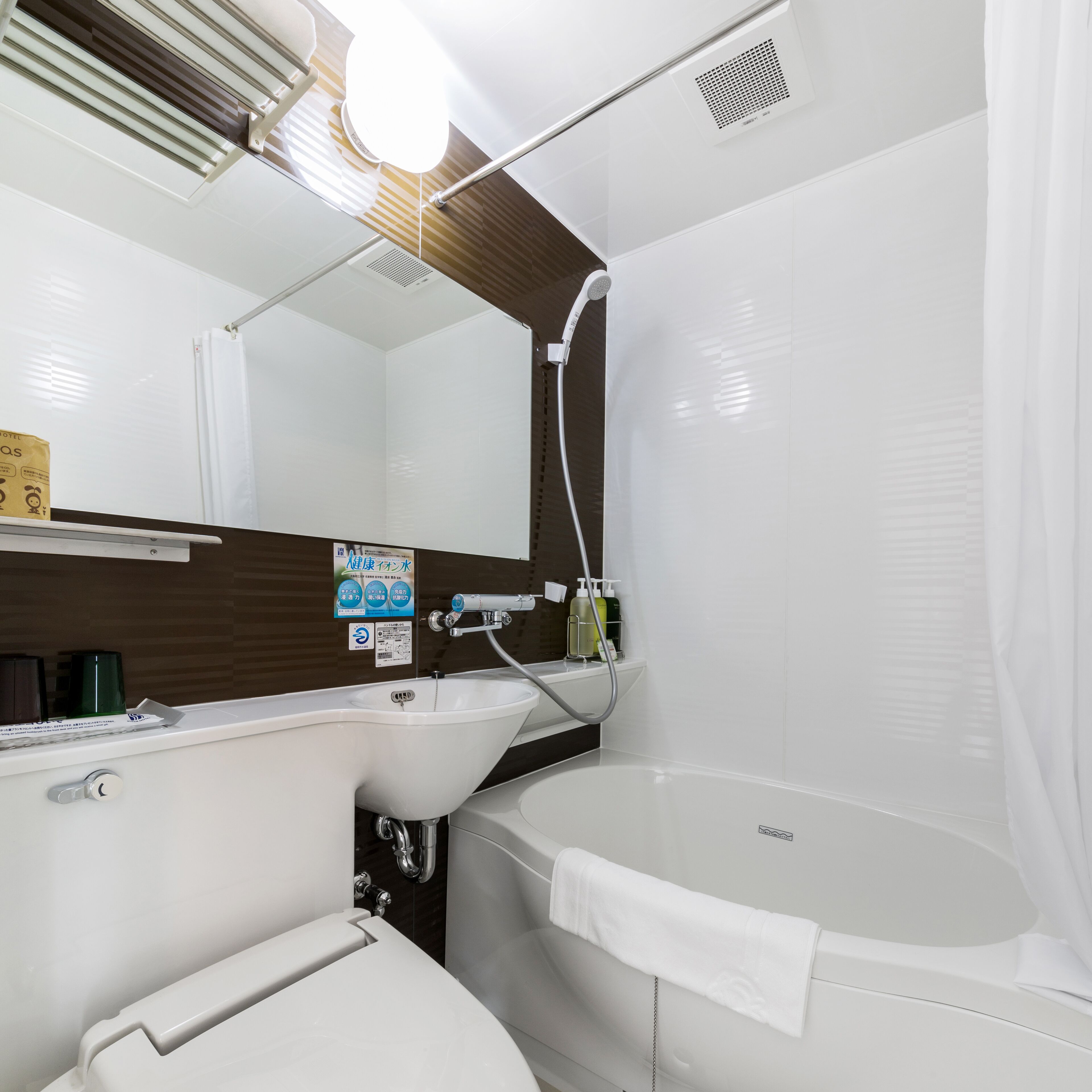 combined shower/bathtub, deep-soaking bathtub, free toiletries