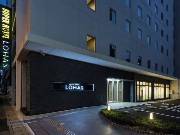 Een moderne hotelentree met een opvallend bord waarop staat 