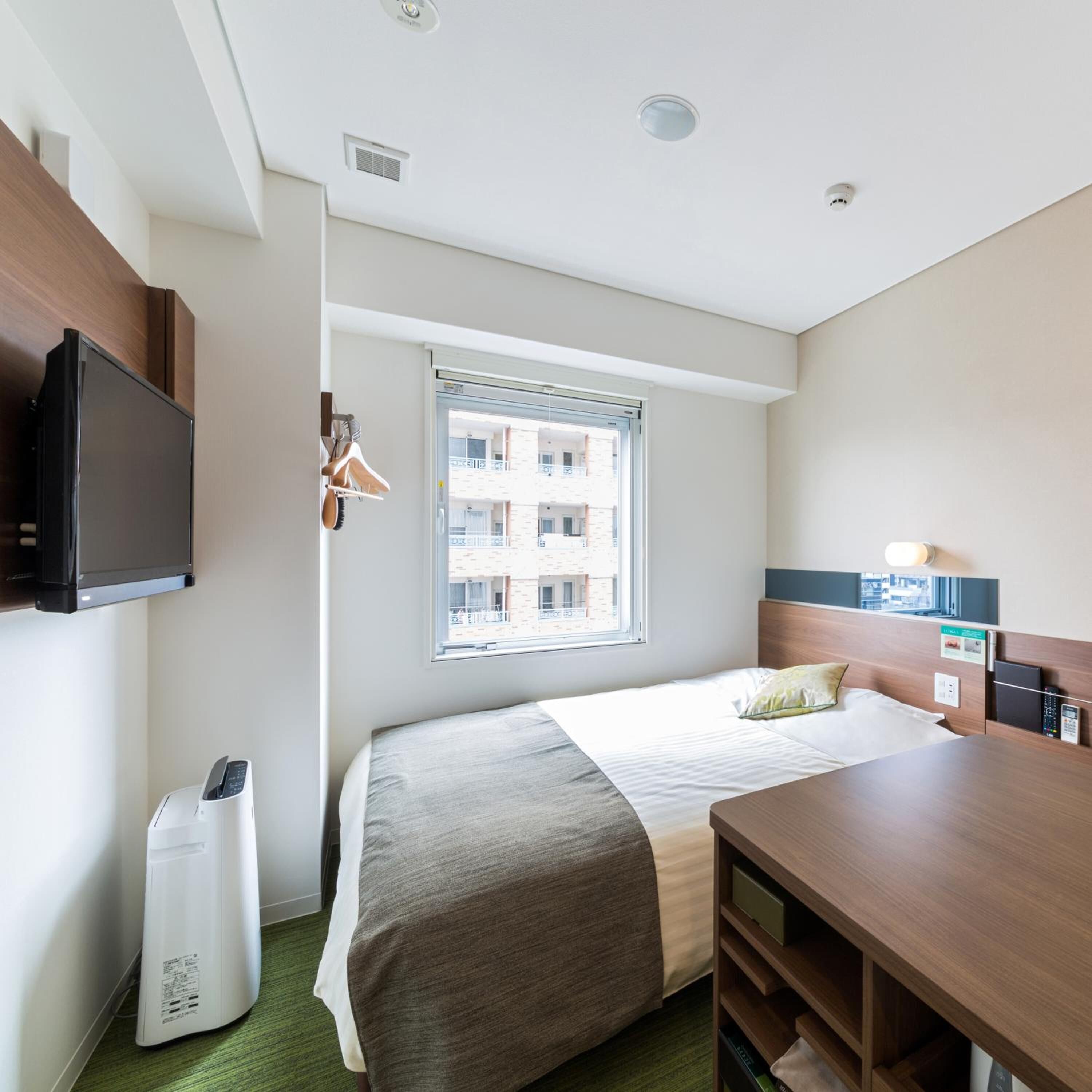 1 bedroom, desk, blackout curtains, soundproofing