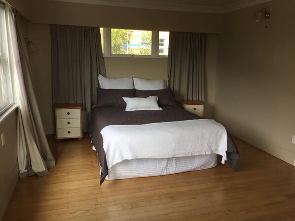 4 bedrooms, iron/ironing board, WiFi, bed sheets