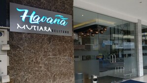 A hotel entrance with a sign reading "Havana Mutiara Belitung". - Havana Mutiara Belitung Hotel (Tanjung Pandan)