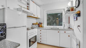 Jääkaappi, liesi, kahvin-/teenkeitin