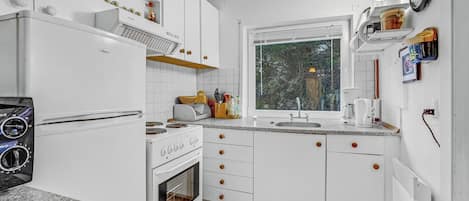 Refrigerador, parrilla de estufa y cafetera y tetera