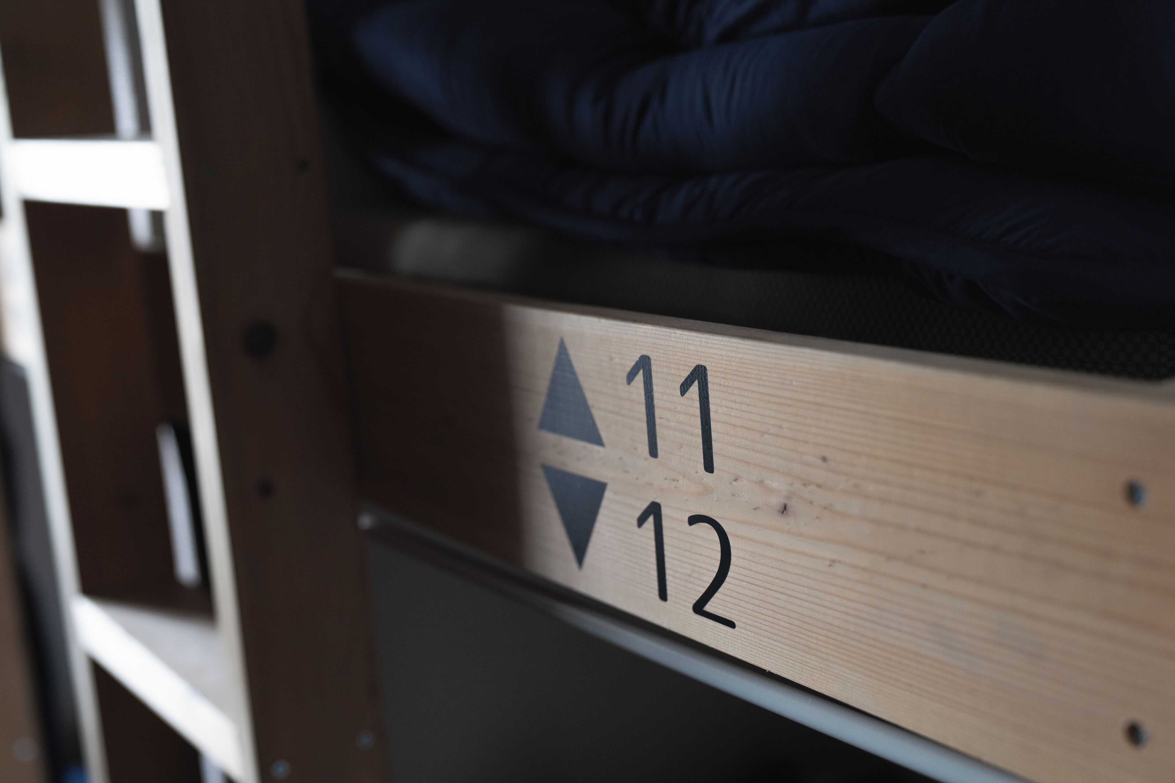 Um compartimento de armazenamento de madeira com etiquetas '11' e '12'.