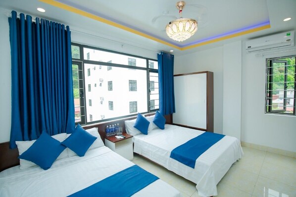 Suíte | 16 quartos, escrivaninha, espaço de trabalho para notebook