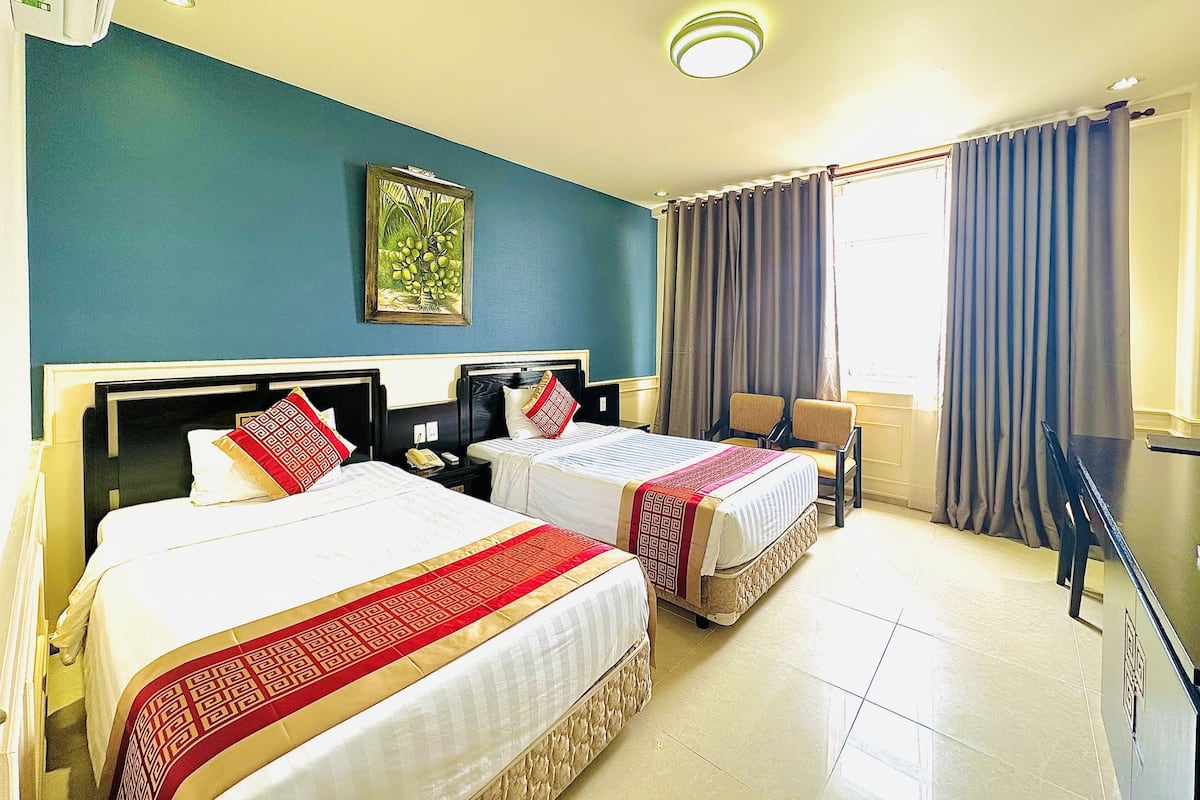 Superior Twin Room | Minibar, desk, blackout drapes, soundproofing