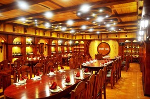 2 restaurants, breakfast served - Viet Uc Hotel (Ben Tre)