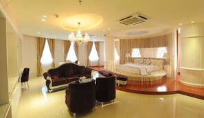 Viet Uc Suite Room | Minibar, desk, blackout drapes, soundproofing - Viet Uc Hotel (Ben Tre)